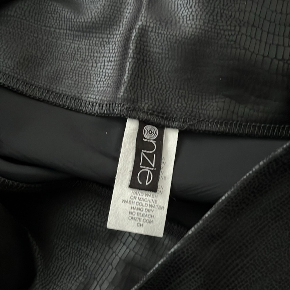 Onzie black snake skin leggings | M/L - Picture 6 of 7